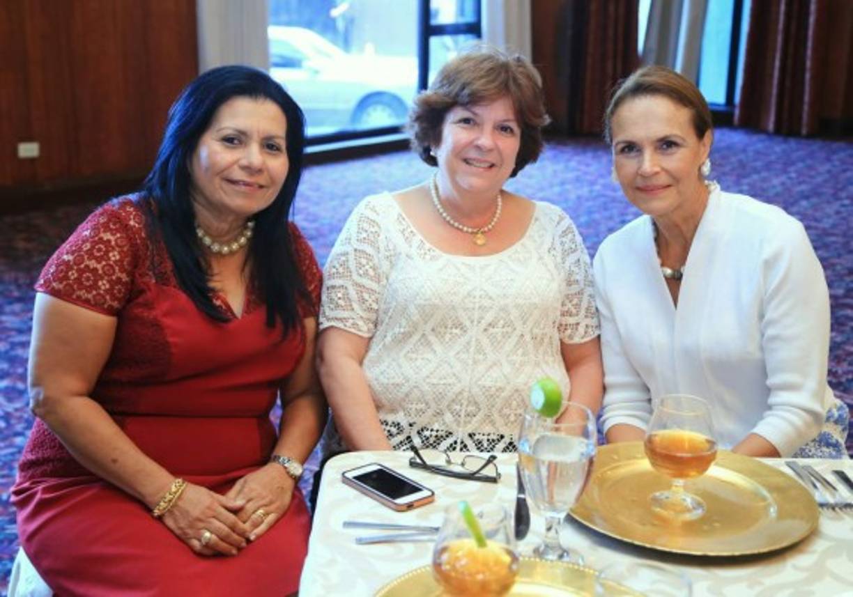 Elizabeth Samara, Verónica Saborío y Jeannie Canahuati.