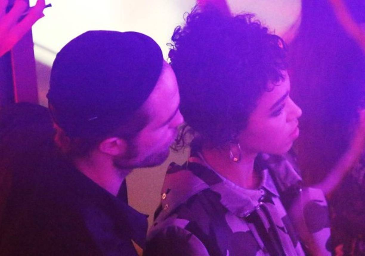 Desde que el pasado septiembre se supiera que el guapo de Crepúsculo estaba saliendo con la más rara de la discoteca, el mundo del espectáculo y el cotilleo se han aplicado con fruición a analizar la relación.