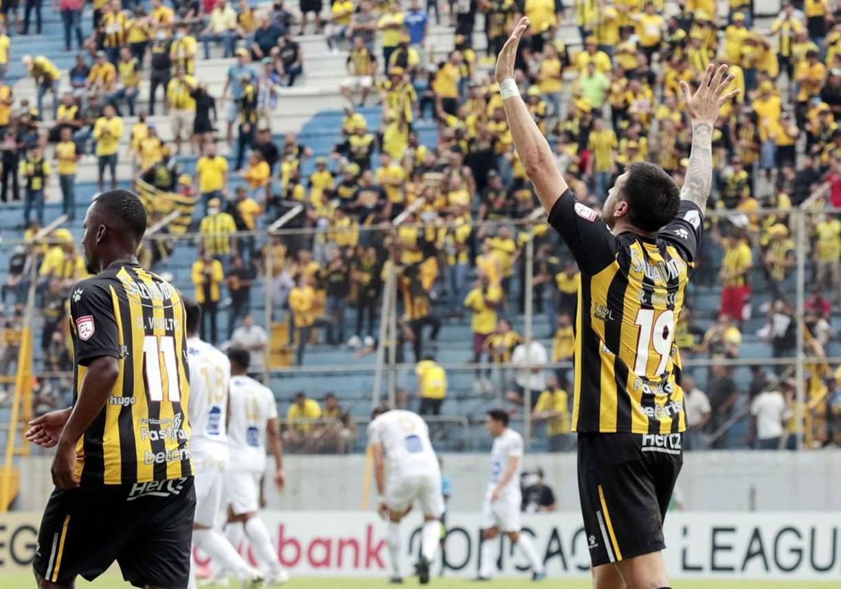 La celebración de Ramiro Rocca tras su gol que significó el 1-0 del Real España ante Cartaginés.