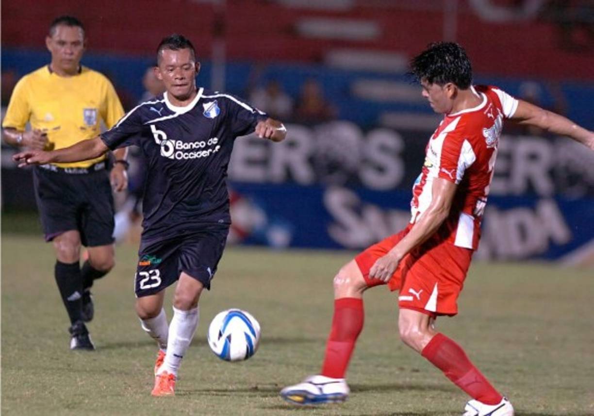 Florentino Cerrato marcando a Reynaldo Tilguath.