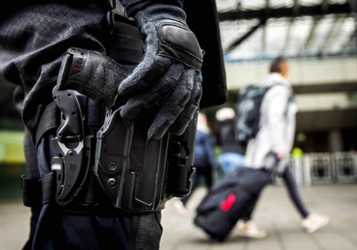 Las autoridades desplegaron un gigantesco operativo de seguridad en toda la ciudad mientras intentan ubicar al atacante.