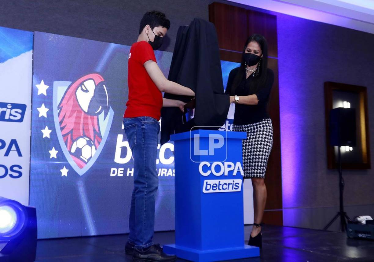 La Liga Nacional organizó un exclusivo evento en San Pedro Sula para presentar el nuevo trofeo.