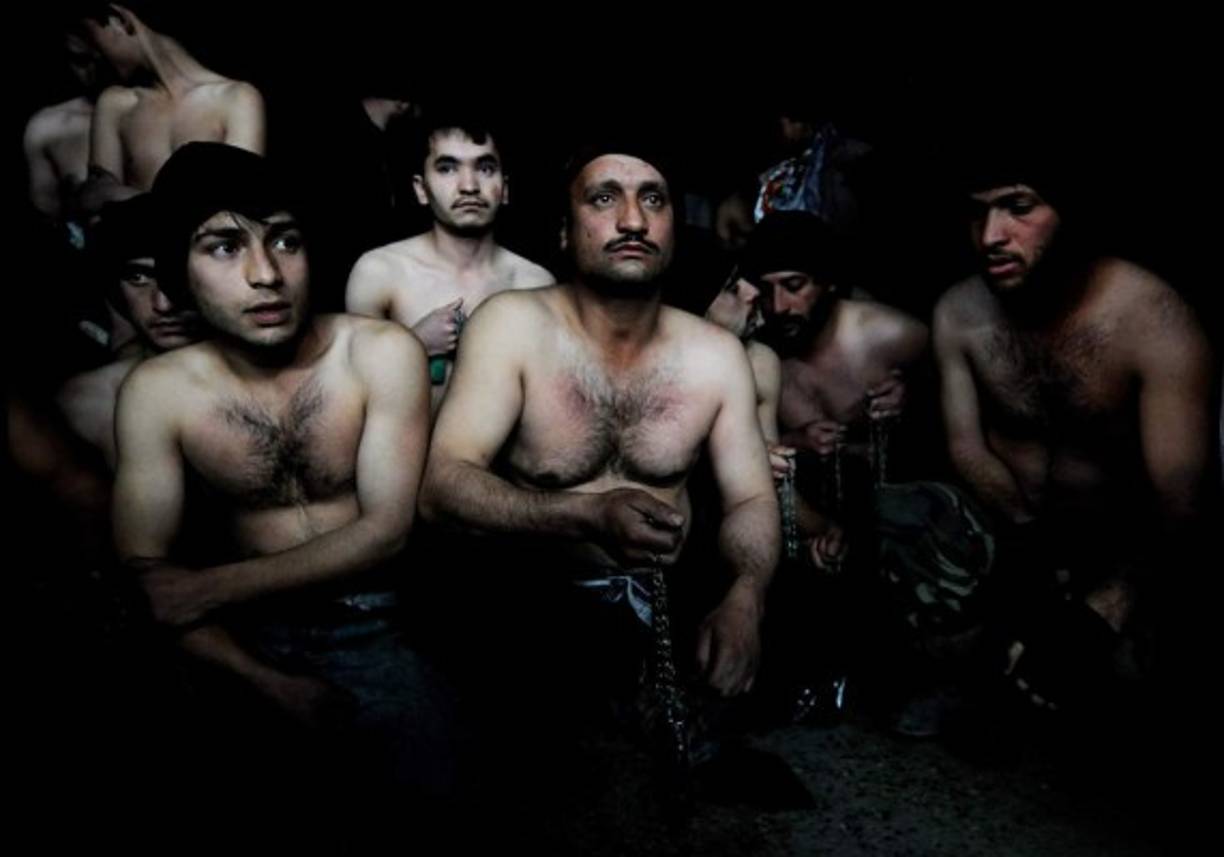 En esta foto de archivo tomada el 15 de enero de 2008, los hombres afganos mantienen cadenas mientras esperan para participar en la autoflagelación ritual para celebrar el festival musulmán de Ashura, en una mezquita en Kabul.