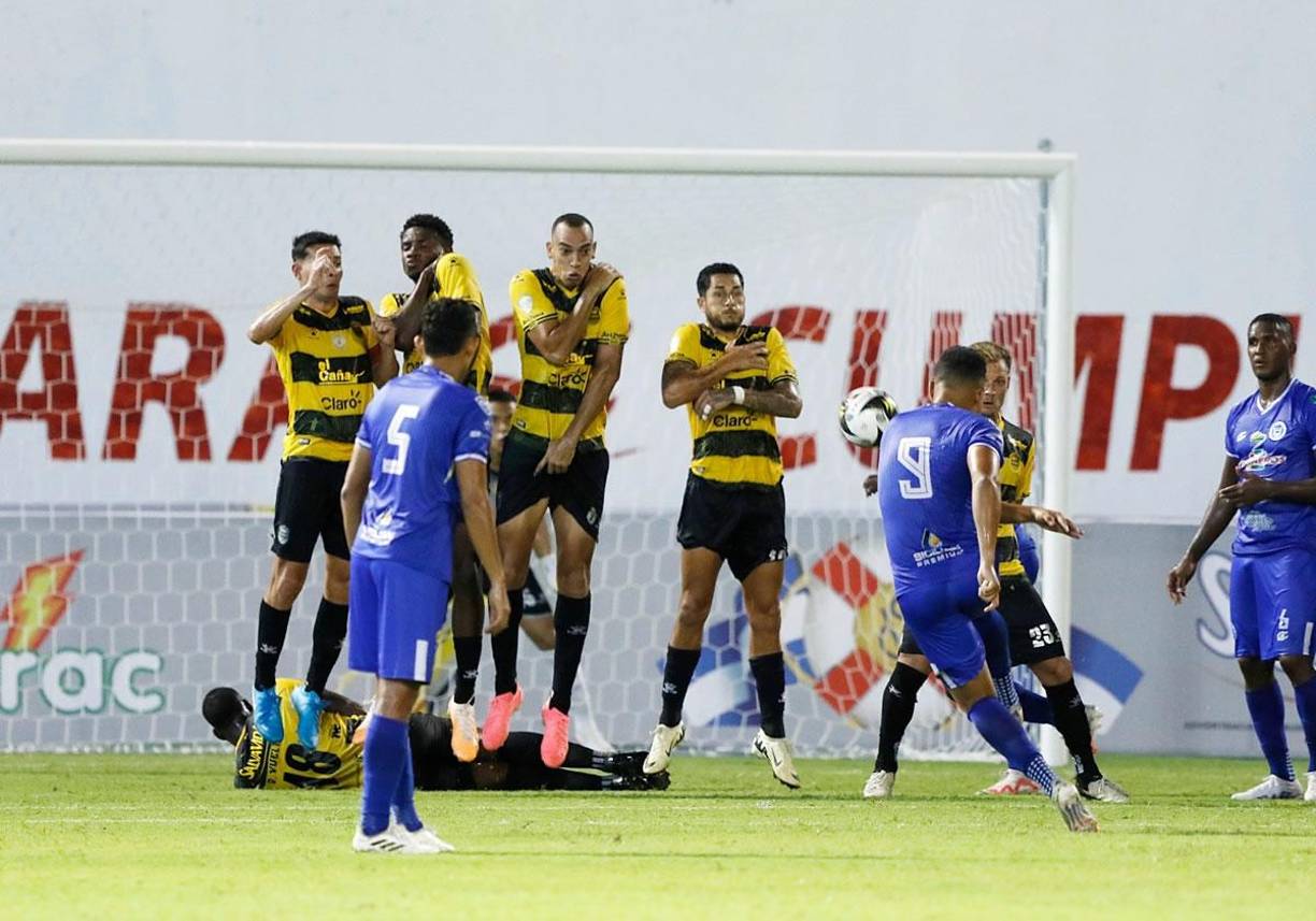 El tiro libre del panameño Rolando Blackburn que terminó en el gol del empate del Victoria ante el Real España.