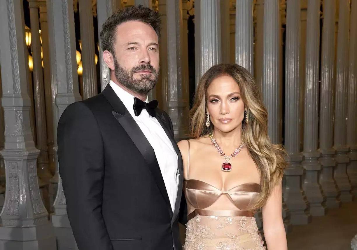 Luego de ser captados en varios momentos románticos juntos, en abril del 2022, Jennifer Lopez y Ben Affleck confirmaron que nuevamente estaban comprometidos y fue el 16 de julio cuando JLo y Ben concretaron el tan esperado enlace en una ceremonia realizada en Las Vegas, Nevada. Dos años después del matrimonio, JLo<i> </i>solicitó el divorcio de Ben Affleck y en los documentos se comprobó que la fecha de separación oficial fue el 26 de abril 2024, pero se presentaron hasta el 20 de agosto, durante el segundo aniversario de la ceremonia celebrada en Georgia.