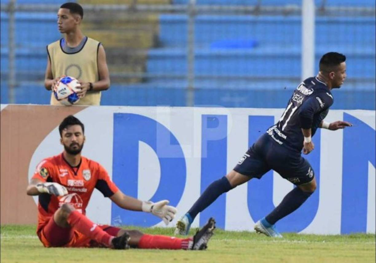 Pipo López, portero del Marathón, no pudo detener el remate que se fue al fondo de las redes de Marco Vega.