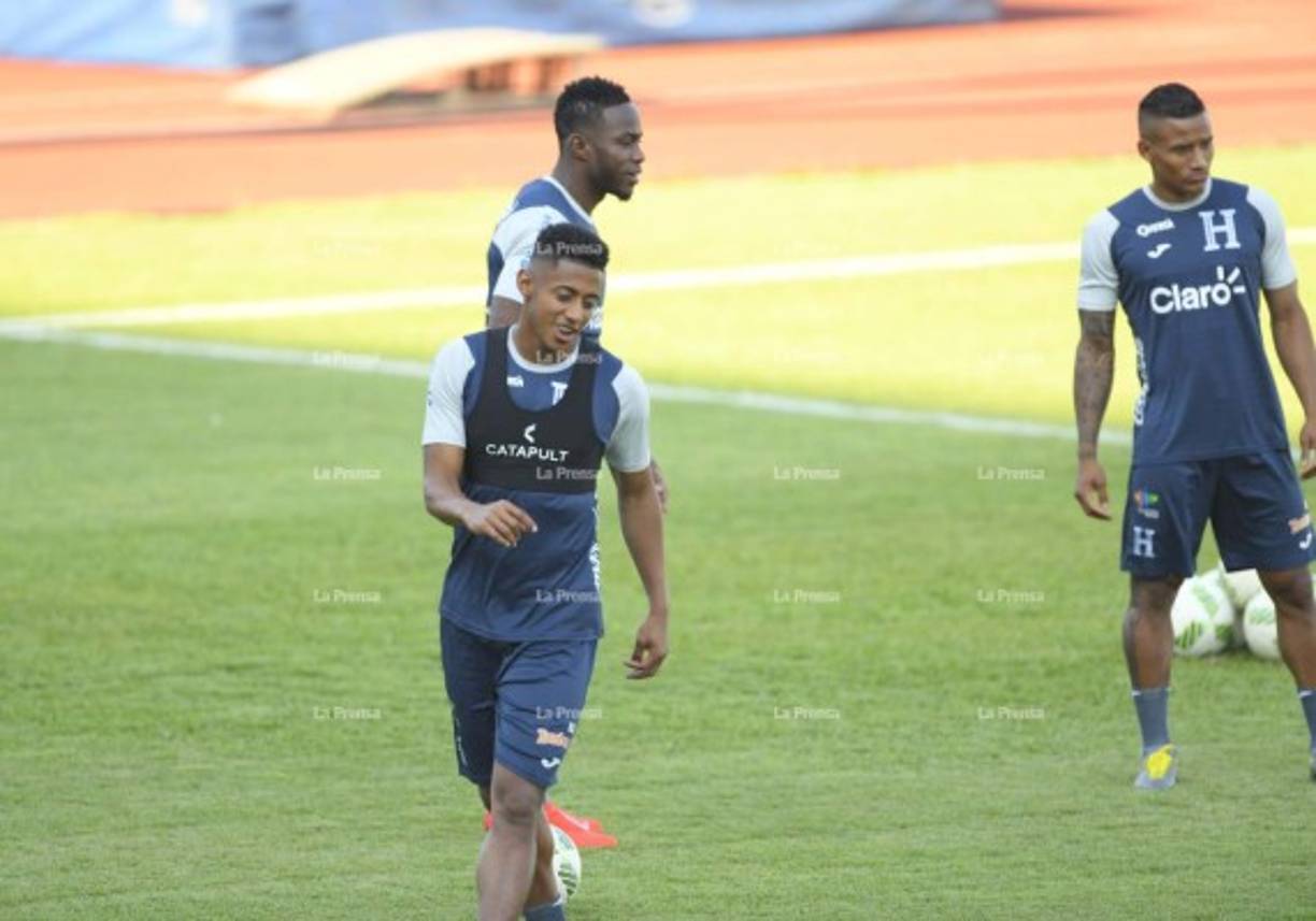 Antony Choco Lozano, el delantero del Girona de España utilizando el chaleco .