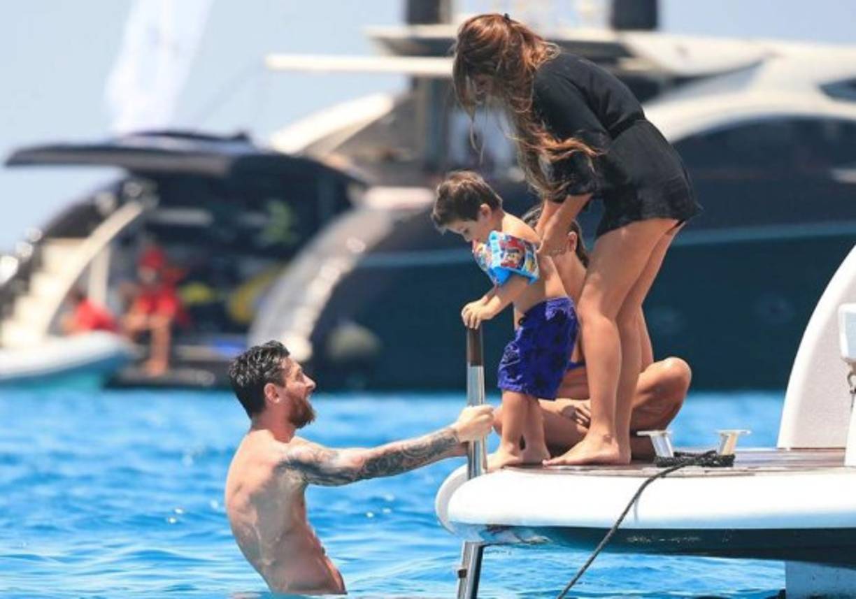 Antonella asiste a Thiago para que pueda nadar con Lionel Messi, delantero del FC Barcelona. Foto GTRES.