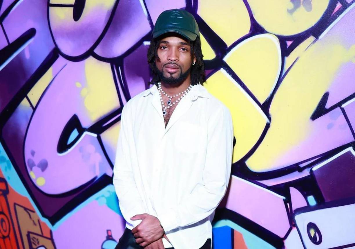 Akeem Morris es un joven muy inteligente. Título en Ciencias Políticas y Gobierno de la Universidad de Stony Brook.