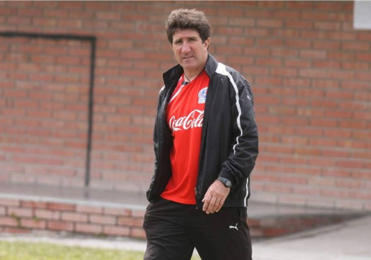 El entrenador olimpista Héctor Vargas pule a su equipo.