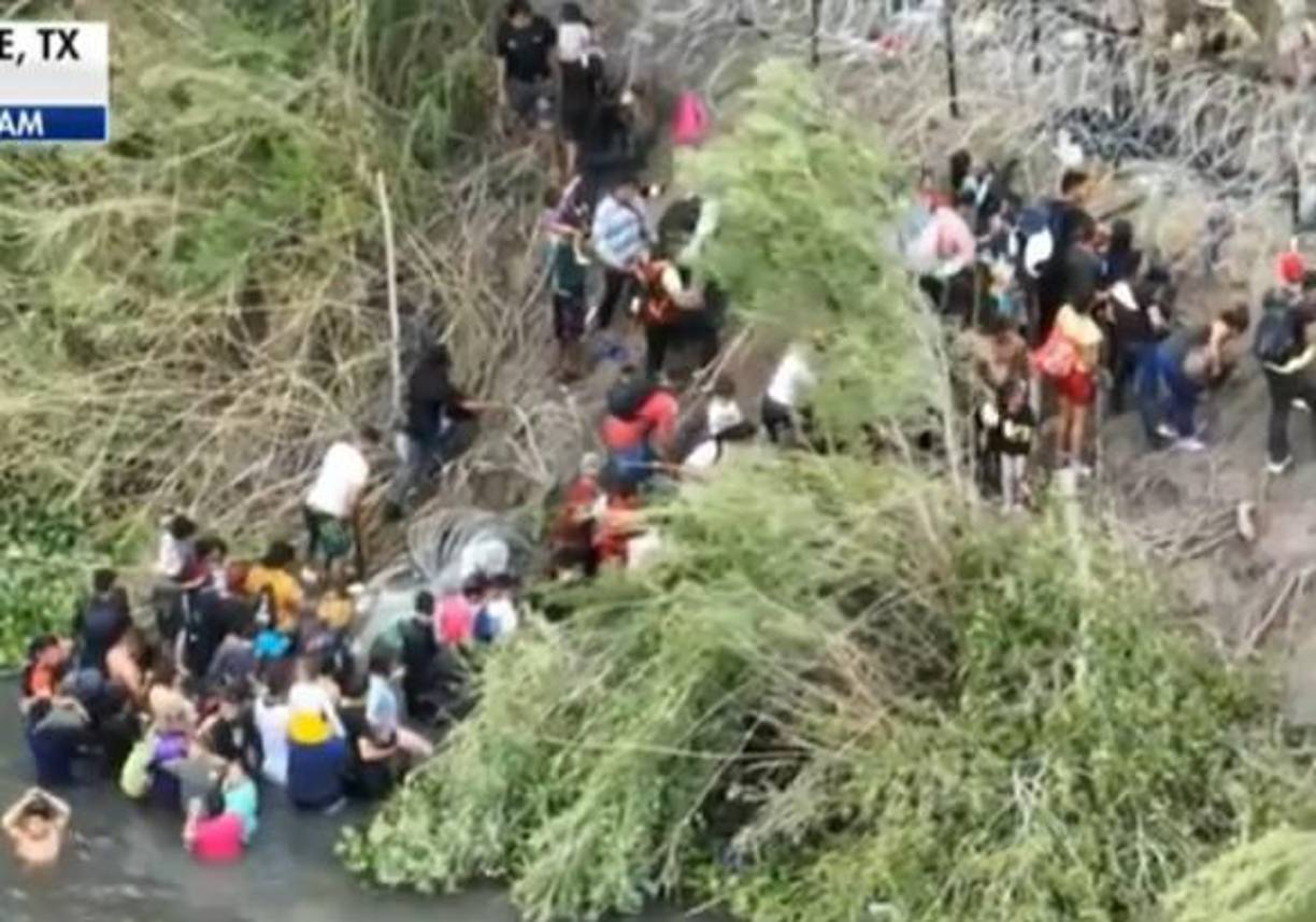 Núñez-Martínez finalmente se acercó y sacó a la niña de debajo del agua, dijeron las autoridades. Al mismo tiempo, un barco fluvial vio lo que estaba sucediendo y se dio la vuelta. “La niña estaba llorando y visiblemente aterrorizada”, dijo Mattiza que observó.