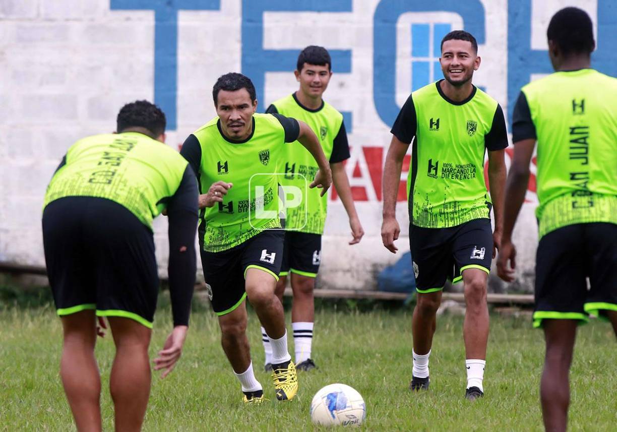 El centrocampista porteño hizo un rondo con sus nuevos compañeros y cruzaba palabras con quien se le pusiera al lado.