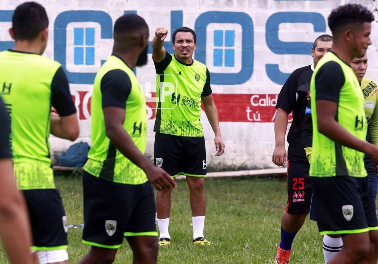 “Dale, soltala al primer toque, no te quedes con ella”, les decía. “De una soltala, no la calentes”, “Bien, así Vini, así es”, alentaba ‘Rambo‘ de León a los jóvenes en medio del entrenamiento.