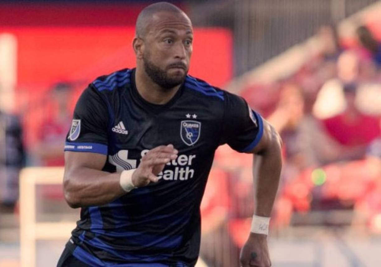 Víctor Bernárdez confirmó que ya negoció con la dirigencia de Motagua y puso una oferta sobre la mesa para jugar con ellos. 'Soy de la casa y de cierta manera existe una posibilidad, tendría que regresar la próxima semana al país para firmar el contrato, todo depende de ellos y no de mí', dijo.