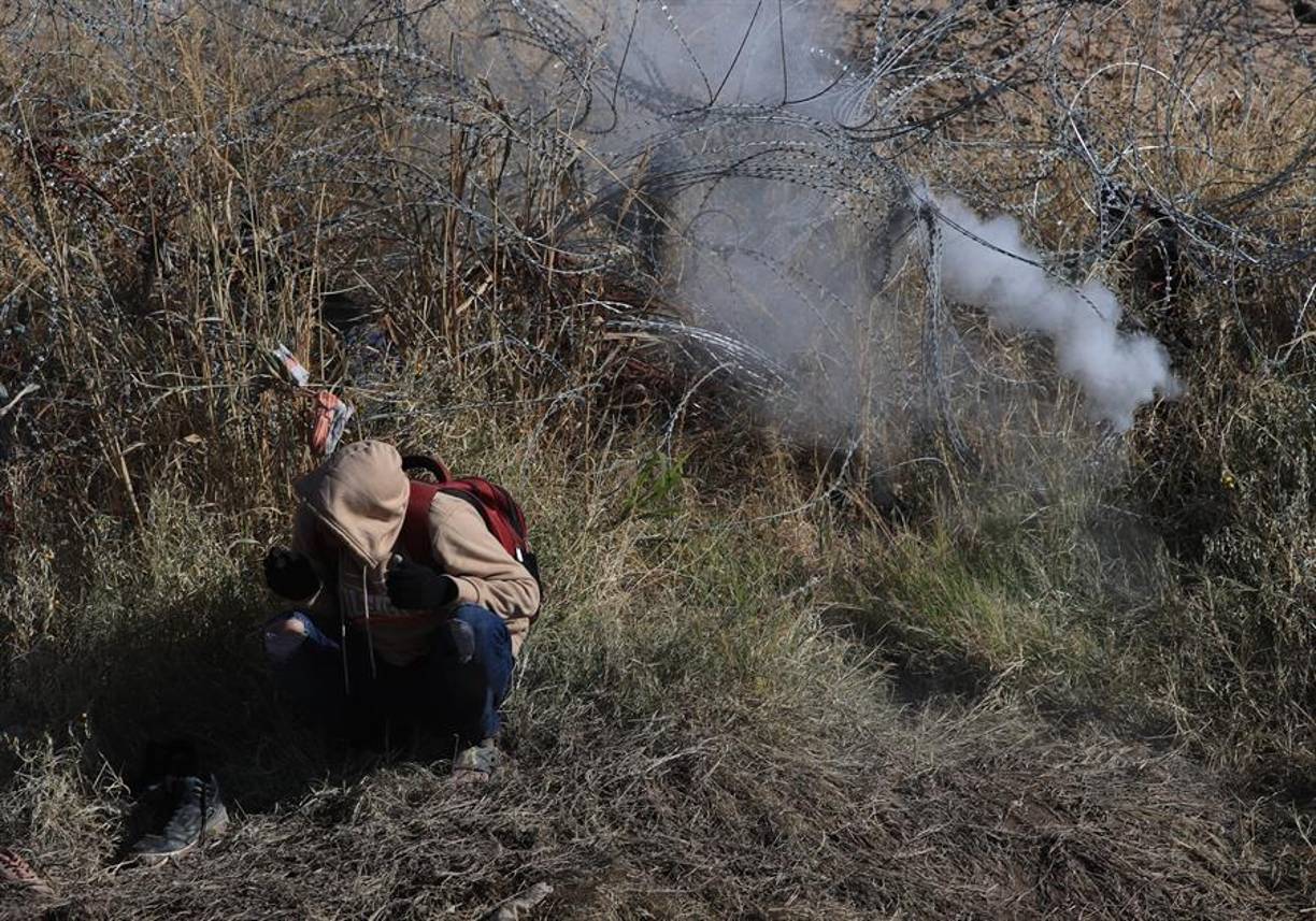 Los agentes utilizaron este método para dispersar a los migrantes que, desde el lado mexicano, clamaban por la oportunidad de ingresar y solicitar asilo.