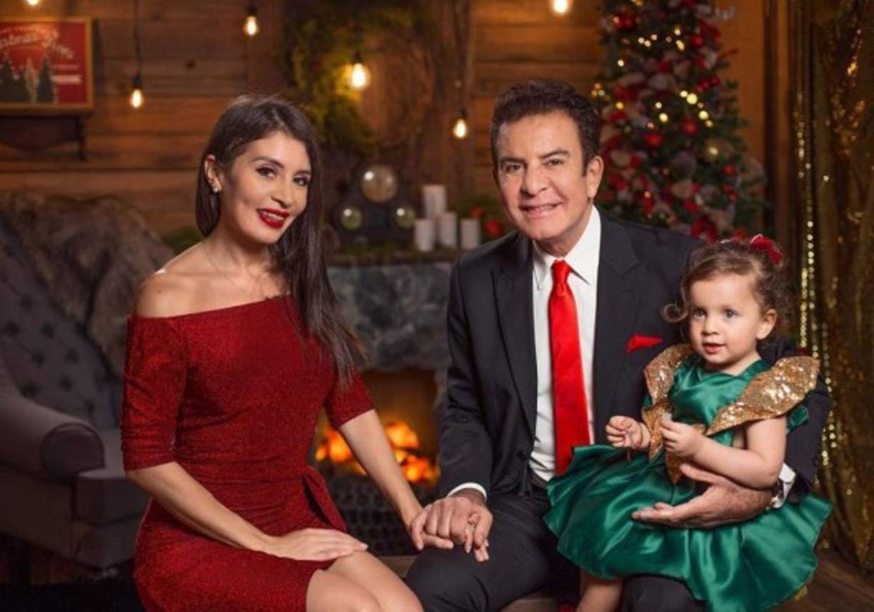 Iroshka Elvir y Salvador Nasralla conmemoraron estas fechas con una sesión de fotos familiar junto a su hija Alicia.