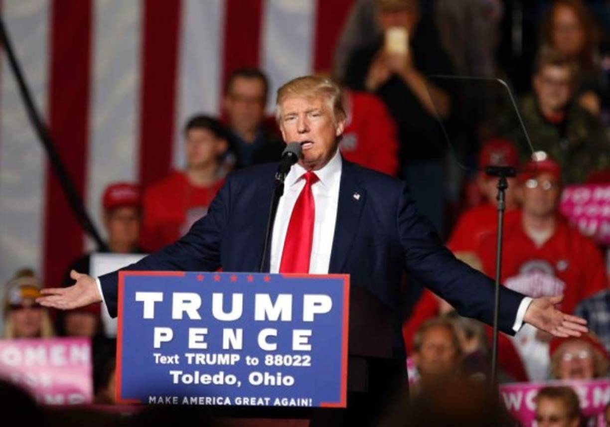 El candidato republicano a la Casa Blanca, Donald Trump, siguió su campaña en solitario en Ohio y Carolina del Norte, confiado en que las encuestas lo infravaloran, mientras que su rival demócrata, Hillary Clinton, contó de nuevo con un imán de multitudes: Michelle Obama.