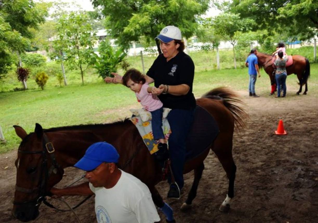 A los más pequeños como a Valeria que padece Artogriposis, los va chineando en el corcel más grande.