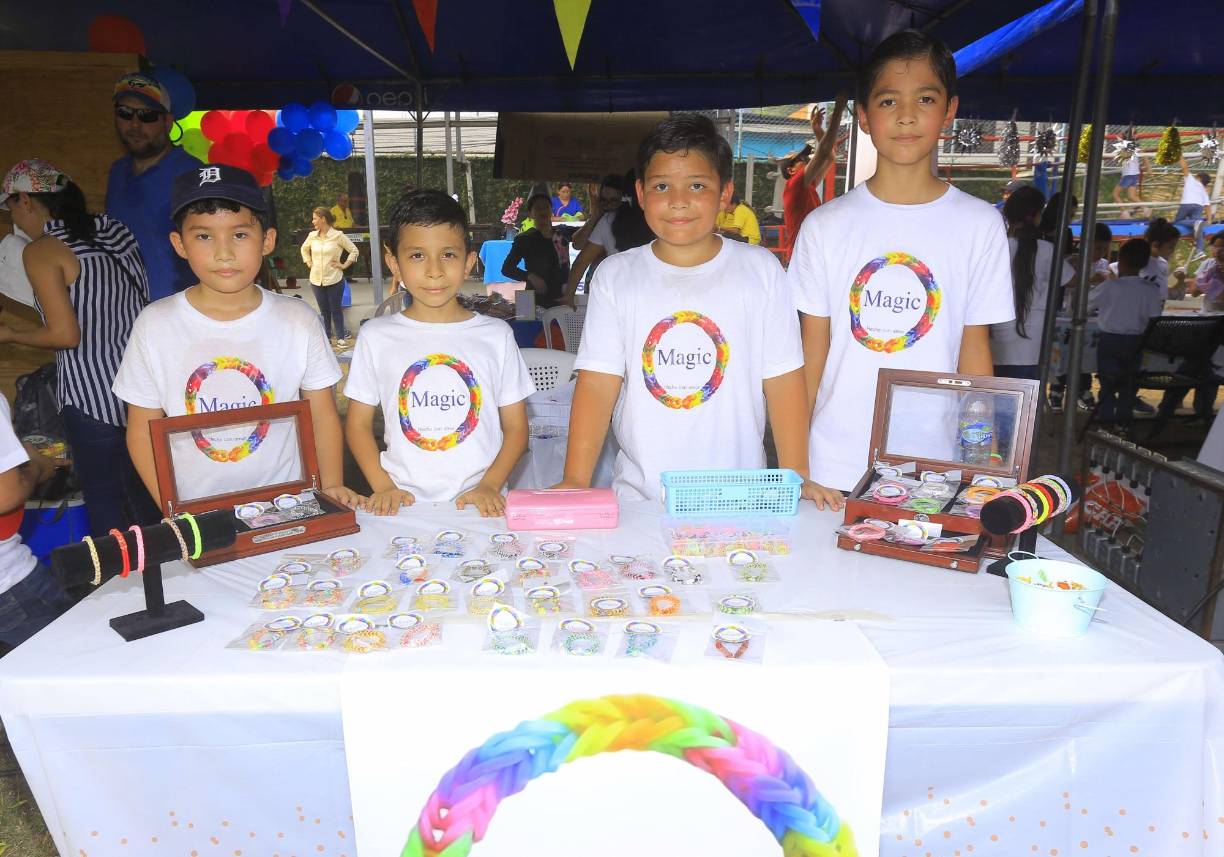 Los niños de cuarto grado emprendieron con venta de finos accesorios bajo su marca “Magic”.