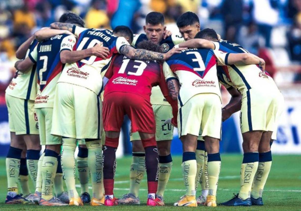 La celebración por el pase a la Semifinal de la Liga de Campeones de la Concacaf terminó en una fiesta descontrolada para algunos futbolistas del América. Días antes de encarar la Liguilla, cuatro jugadores de las Águilas festejaron en grande con escorts; uno de ellos recientemente fue papá de una hermosa niña. Foto Facebook América.