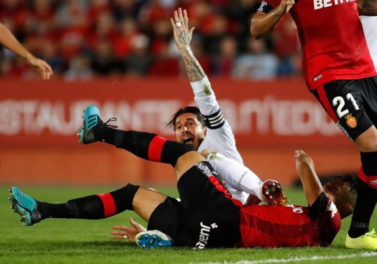 Sergio Ramos reclamando tras la acción con Martin Valjent en el área del Mallorca.