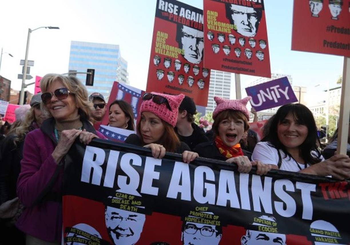 La legendaria actriz estadounidense Jane Fonda ayudó a cargar una valla que tiene escrito el mensaje: 'Rise against the predator (Levantarse en contra del depredador)'.