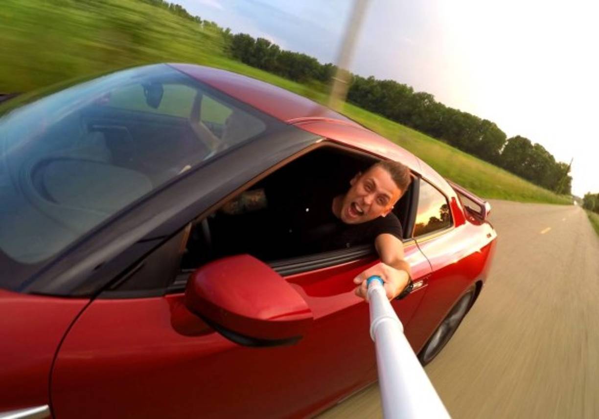 9. Roman Atwood: El especialista en 'Pranks' (bromas) ha logrado recibir atención mediática por sus ocurrencias en YouTube. El último año ganó $2,5 millones. Su canal tiene 7,4 millones de suscriptores.<br/><br/>