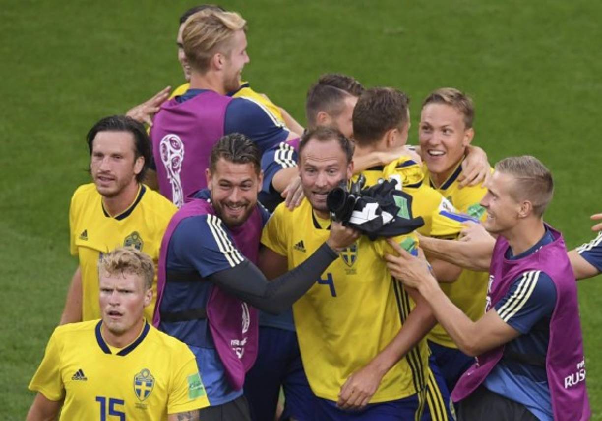 Luego del final del encuentro, los jugadores de México se reunieron para esperar que terminara el Alemania vs Corea del Sur.