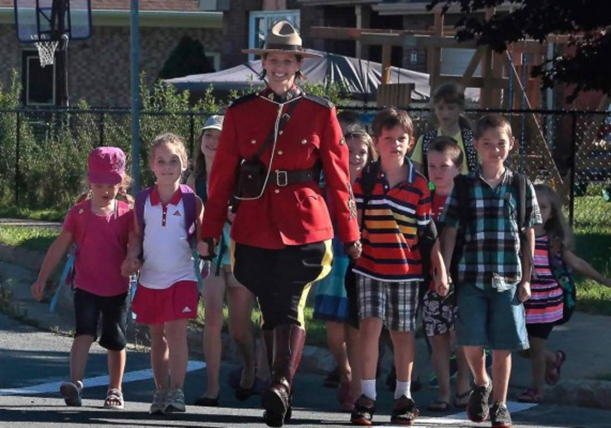 Durante toda la noche del sábado y la mañana del domingo, la Policía persiguió al supuesto autor de la matanza mientras diversos testigos reportaban incendios en instalaciones y vehículos.<br/><br/>Las autoridades solicitaron a los habitantes de la zona que se mantuviesen encerrados en sus viviendas por la presencia de un 'tirador', aunque sin informar que había causado múltiples víctimas mortales.