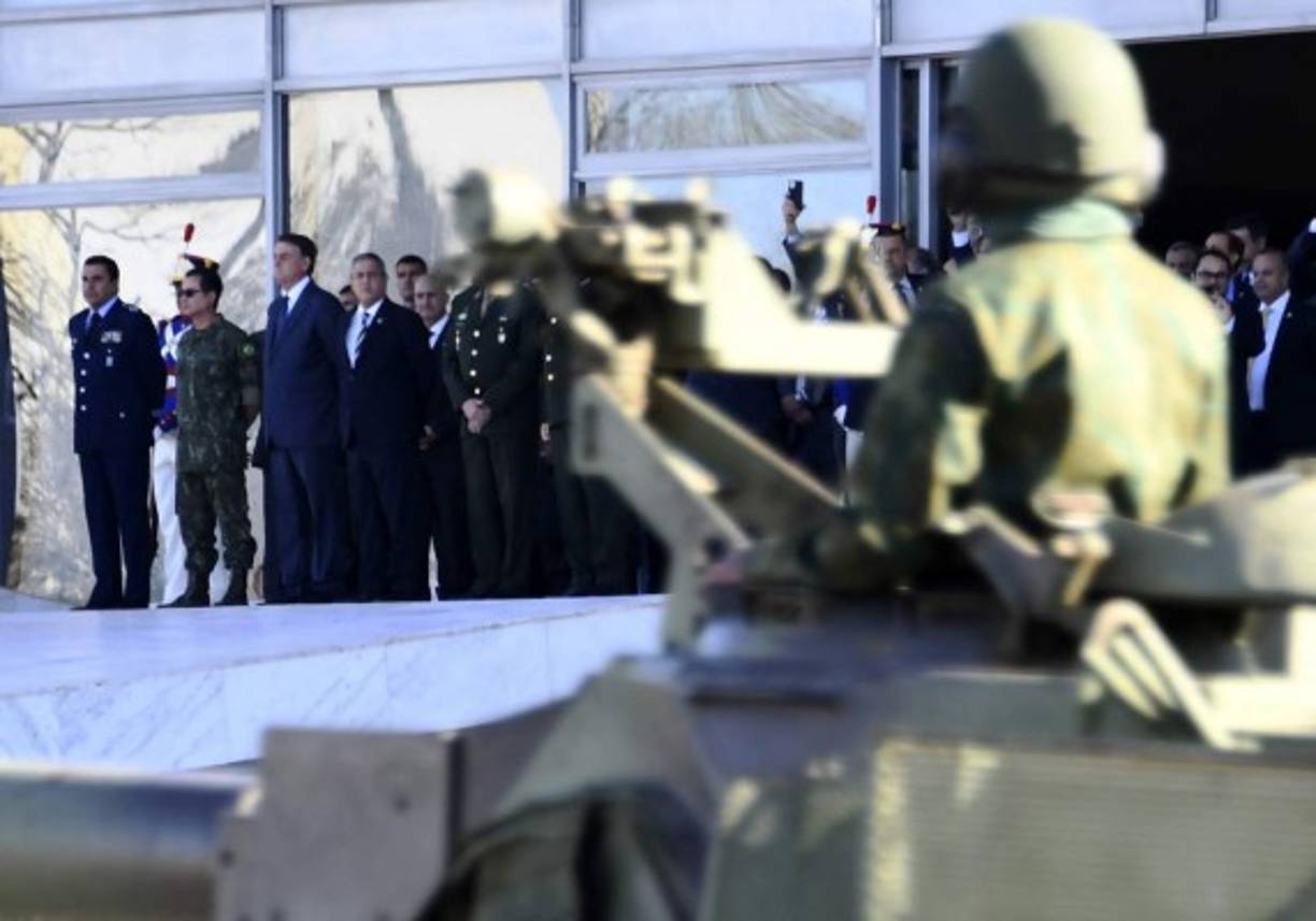 El presidente de Brasil, Jair Bolsonaro, participó este martes en un atípico desfile militar frente a la Presidencia y el Congreso en Brasilia, en medio de un clima de tensiones institucionales por sus reiterados ataques al sistema electoral. Fotos: EFE / AFP