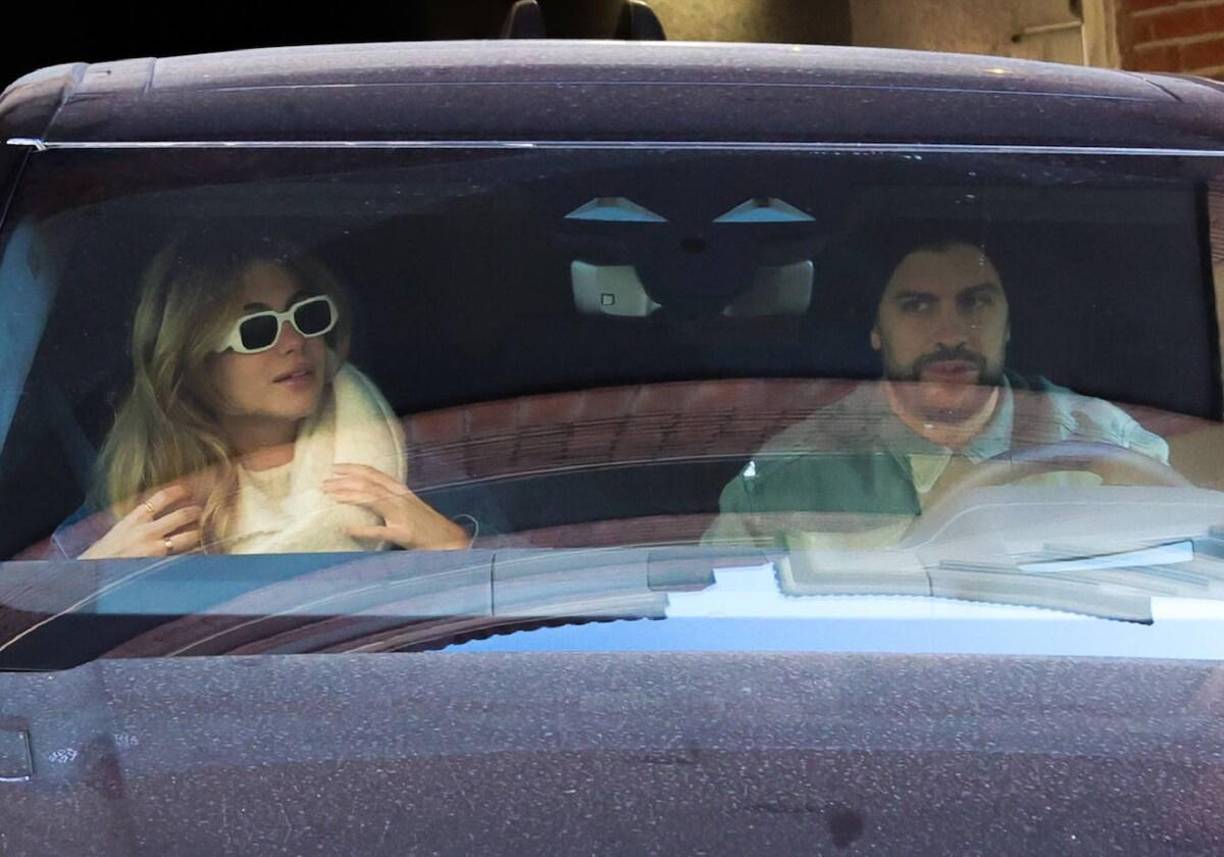 Pero la controversia no se detuvo ahí. En una entrevista con el portal Tv Notas, el paparazzi Jordi Martin añadió más leña al fuego al revelar que la relación de Piqué con los padres de Clara Chía no es precisamente de las más cordial. Según el periodista, los padres de Clara no ven con buenos ojos a Piqué, llegando incluso a decirle “no te queremos” en una reunión familiar.