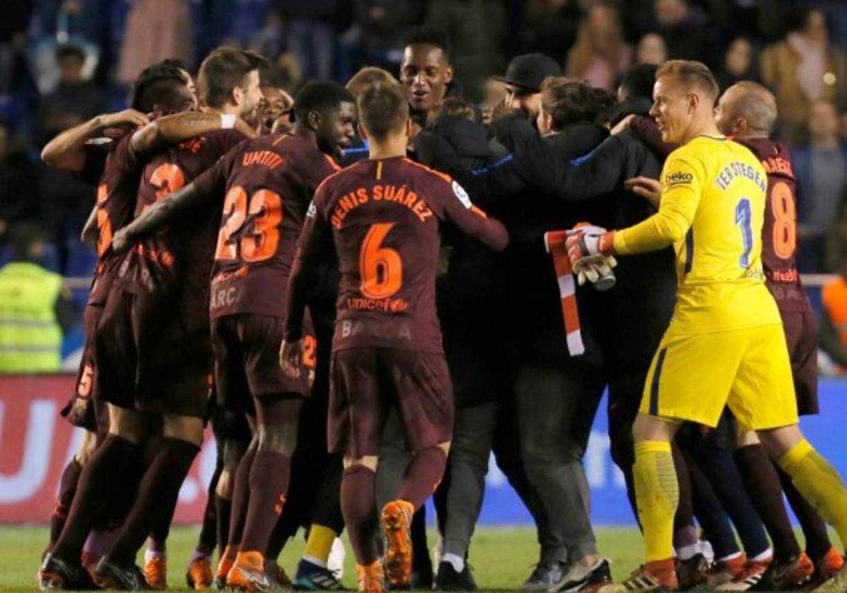 GRAF5748. LA CORUÑA, 29/04/2018.- Los jugadores del FC Barcelona celebran el título tras su victoria ante el Deportivo de Las Coruña, al término del partido de Liga en Primera División disputado esta noche en el estadio de Riazor. EFE/Cabalar
