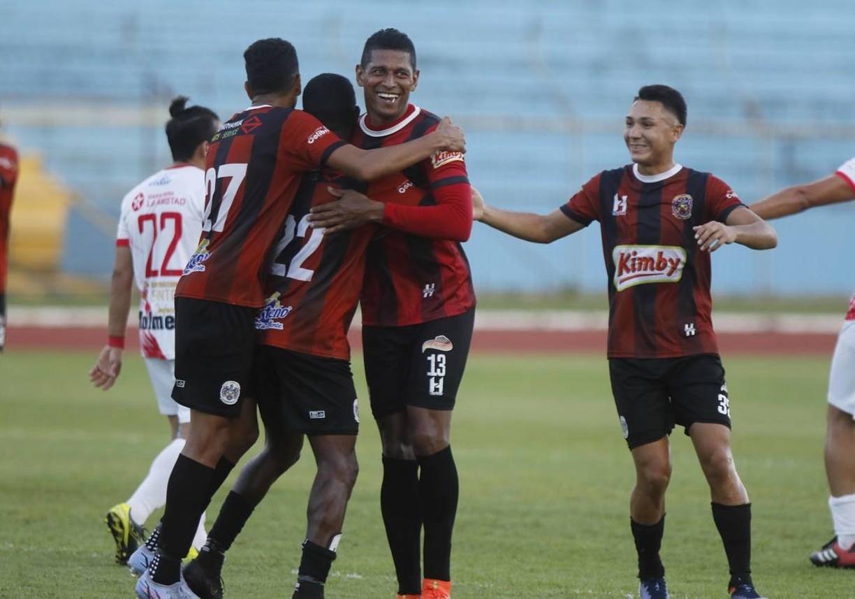 En el Lone FC milita el exmundialista hondureño Carlo Costly. El único problema que podría presentar el club es que juega como local sus partidos en San Pedro Sula, ciudad en donde ya están Marathón y Real España.