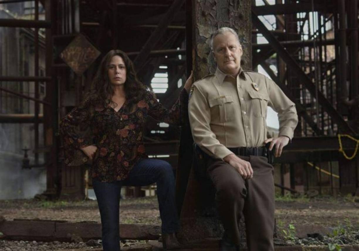 ”AMERICAN RUST” (Movistar +). La miniserie, basada en la aclamada novela debut de Phillip Meyer, editada en algunas partes del mundo con el título “El valle del óxido”, se estrena este mes con Jeff Daniels y Maura Tierney en los papeles protagonistas. Se trata de un drama familiar con tintes de thriller policíaco, situado en una localidad al suroeste de Pennsylvania castigada por la crisis a principios de los 2000.