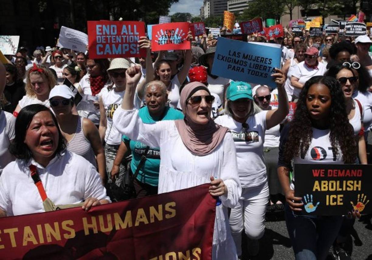Aunque las separaciones en la frontera entre México y Estados Unidos fueron revertidas por un decreto de Trump la semana pasada, el grupo de mujeres protestaba contra la 'falta de humanidad' del magnate y las consecuencias de su última orden ejecutiva, que acaba con la división de familias inmigrantes pero las mantiene detenidas.
