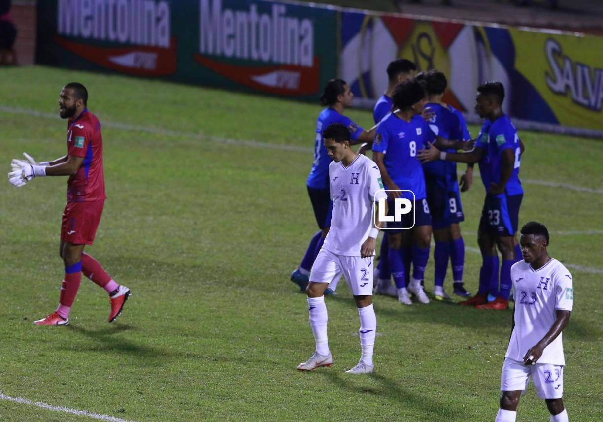 El lamento de los jugadores hondureño mientras los salvadoreños celebran el 0-1.