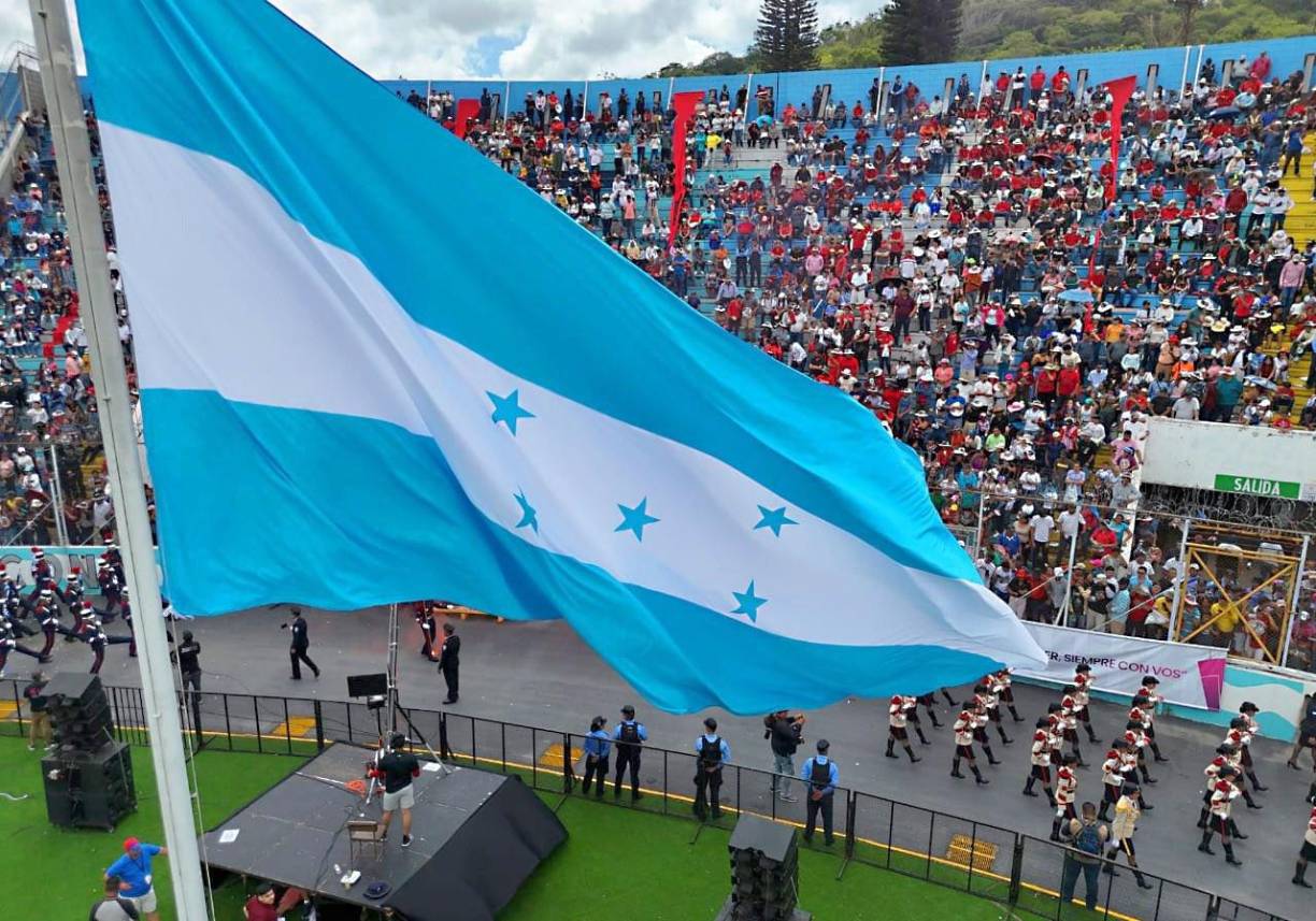 Los colectivos de Libre madrugaron para ingresar al recinto capitalino. 