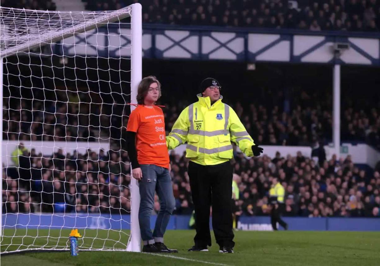 El personal de seguridad del estadio comenzó a acercarse para ver lo que pasaba y reaccionaron sorprendidos ante la decisión del hincha.