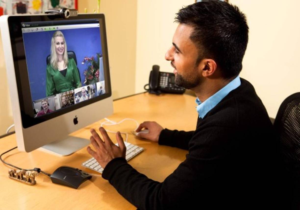 4.- Videoconferencias (En la misma columna, Verne también describe el 'fonotelefoto', algo que hoy en día sería la tecnología de videoconferencias).