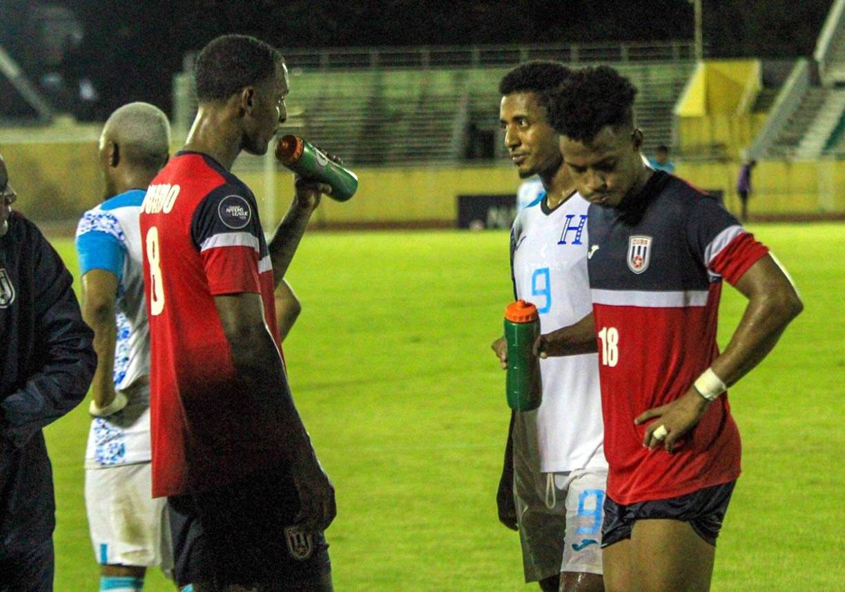 ‘Choco‘ Lozano estuvo charlando con los jugadores de Cuba al final del partido.