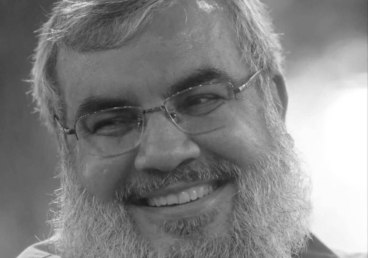 Rondando ya la mayoría de edad, viajó a la ciudad iraquí de Nayaf, cuna del pensamiento teológico chií, donde fue instruido por algunos de los clérigos que acompañaron al ayatolá Ruholá Jomeini en la Revolución Islámica iraní. A su regreso al Líbano, estudió bajo la supervisión de quien sería su predecesor al frente de Hezbollah, Abbas Musawi.