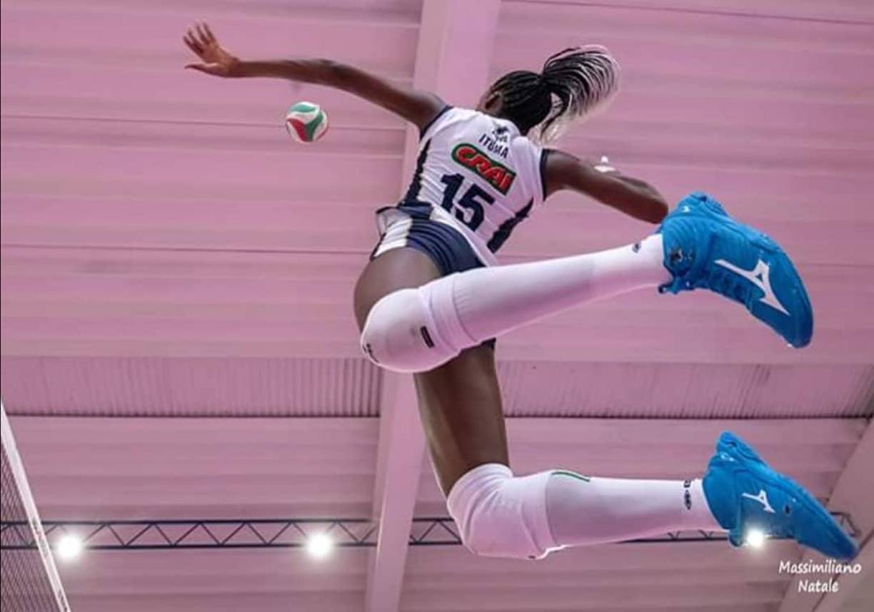 De esta forma Italia pierde a una de sus jóvenes perlas de voleibol, que este año había dado el salto al Novara desde el Club Italia después de brillar en las categorías inferiores de la selección italiana, con la que se proclamó campeona del mundo sub-20 en 2021.