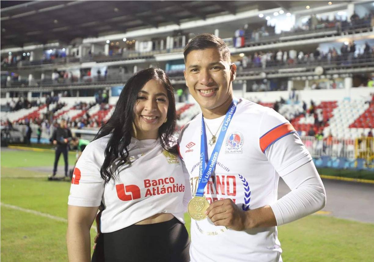 Kevin López posando muy feliz con su esposa tras ganar el título con el Olimpia.