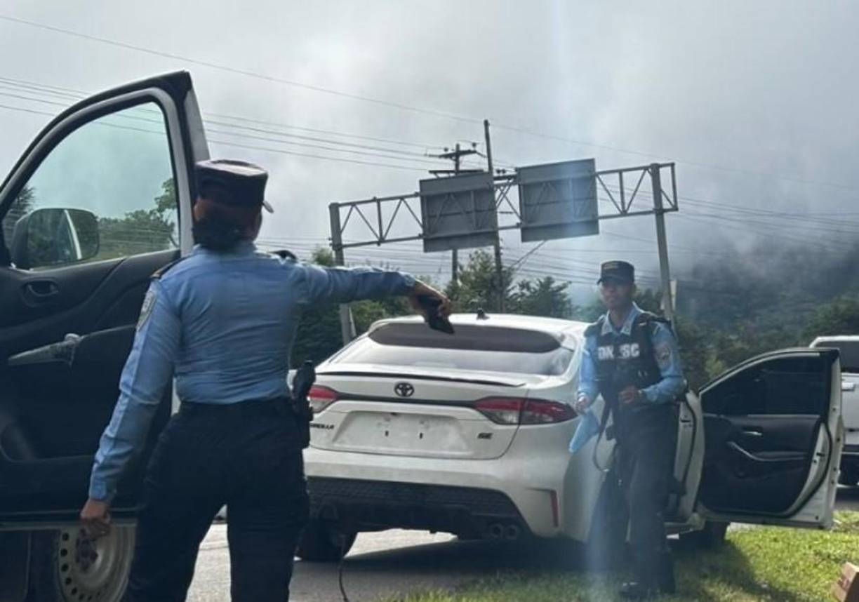 Por otro lado, las autoridades trasladaron el vehículo para inspeccionarlo y tratar de recopilar evidencia que ayude a esclarecer el móvil del doble asesinato. 