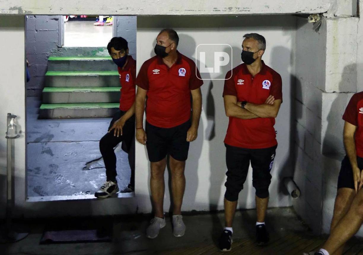 Pablo Lavallén no pudo dirigir al Olimpia en esta primera jornada y así fue captado en el Morazán. El interino Juan Carlos Espinoza fue quien comandó al equipo en el banquillo.