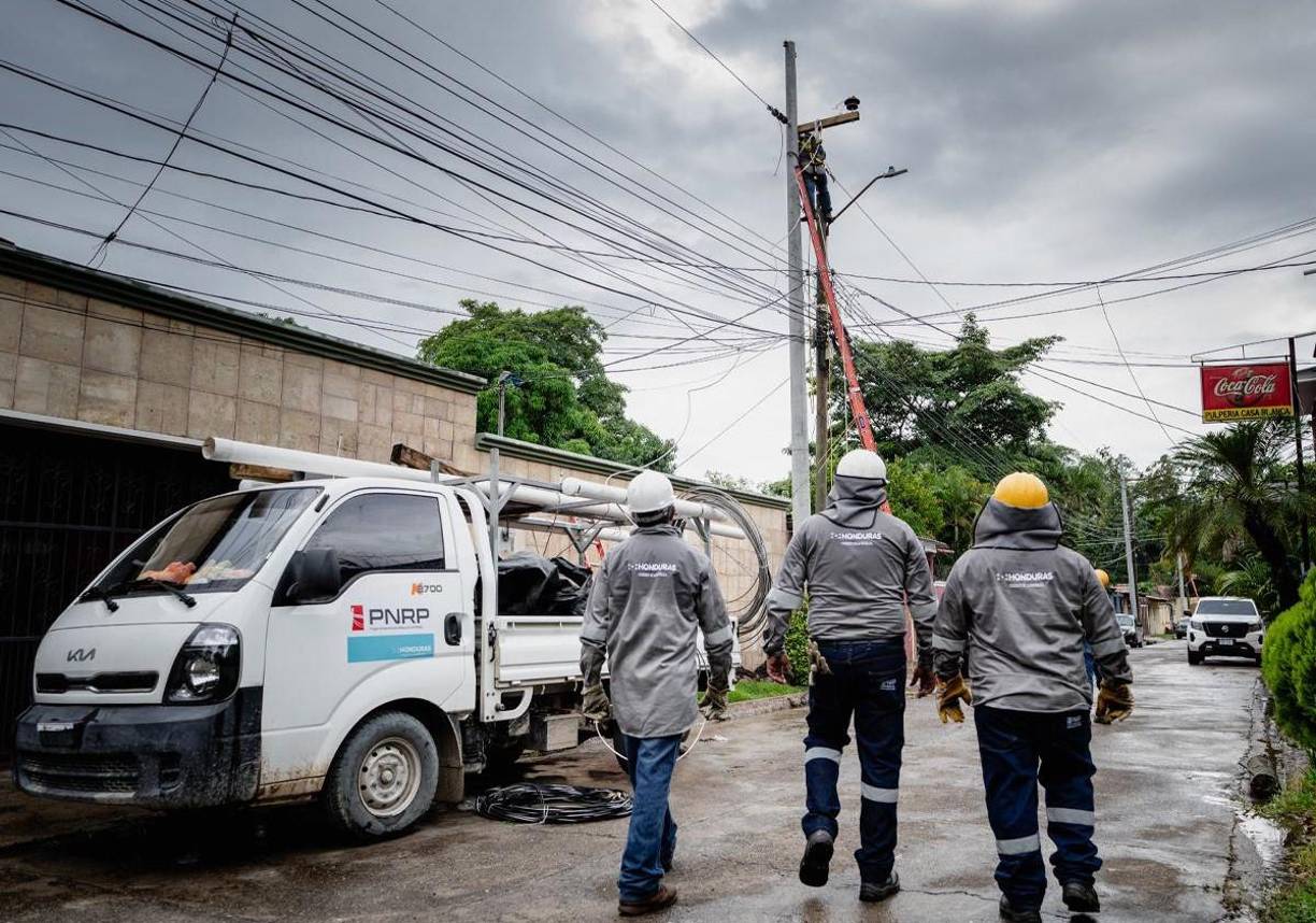 Pese a las condiciones lluviosas que imperan en Honduras, los cortes de energía eléctrica no cesan. 