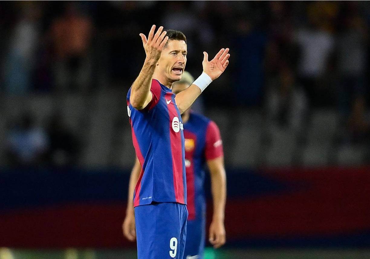 El goleador polaco animando a sus compañeros tras marcar el primer gol del Barcelona.