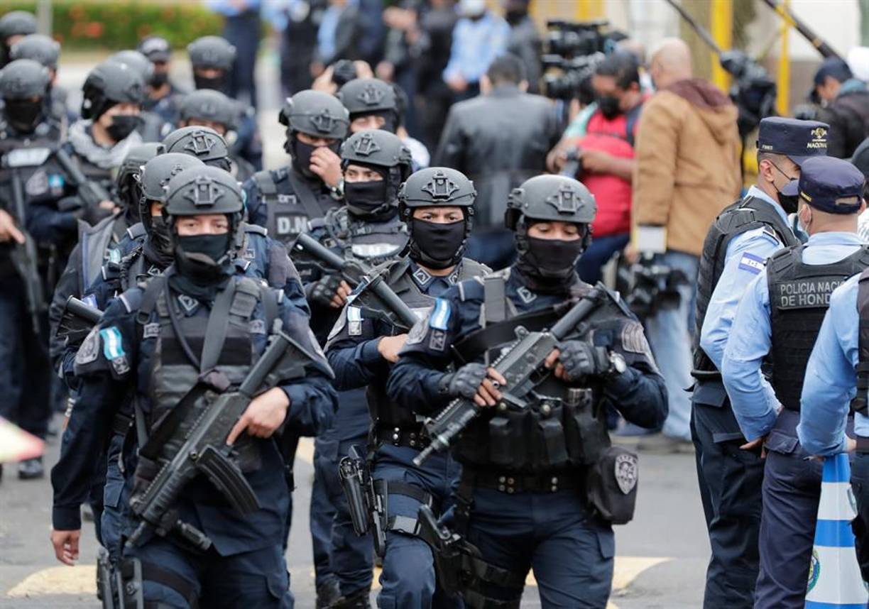 La vivienda del expresidente de Honduras, Juan Orlando Hernández, permanece rodeada por elementos de seguridad desde la noche de ayer luner 14 de febrero.