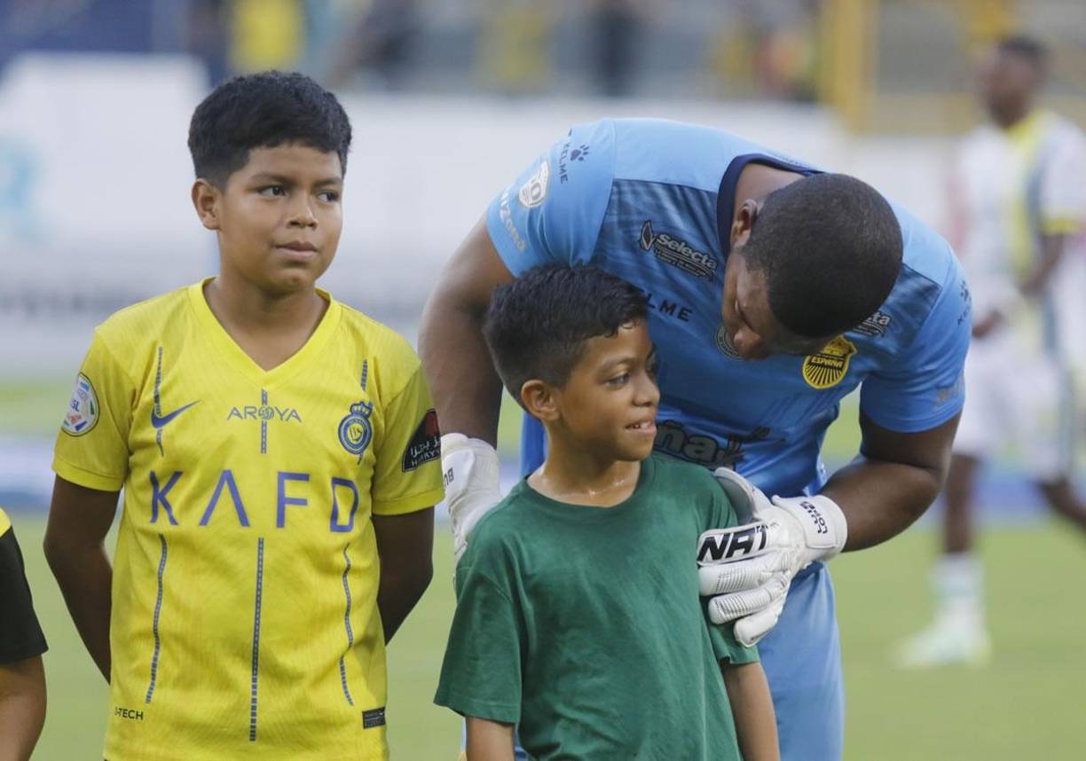 Luis ‘Buba‘ López estuvo charlando con el niño que lo acampañó hasta el campo.