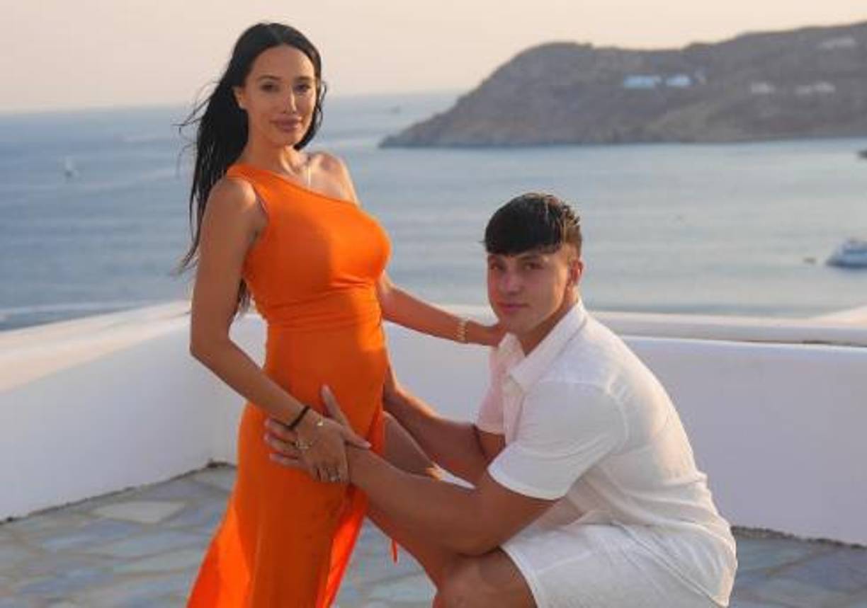 La pareja se ha vuelto viral en más de una ocasión por sus inicios románticos. La pareja se conoció cuando eran adolescentes, según una entrevista que Vas dio a news.au.com. “Teníamos unos 13 años cuando nos conocimos por primera vez a través de amigos en común, nuestras familias se conocían y nos presentaron, supongo que se podría decir”, le dijo al medio. “Así que nos conocemos desde hace mucho tiempo”.